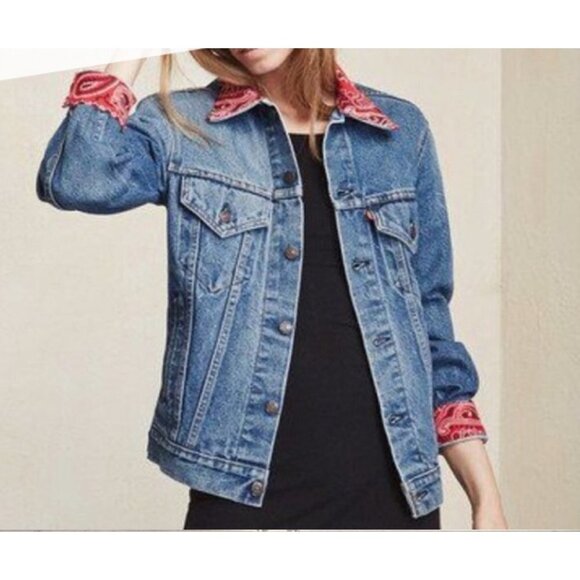 Levi's Jackets & Blazers - EUC Levi’s Red Bandanna Trim 100% Cotton Classic Denim Jean Jacket L​​​​​​